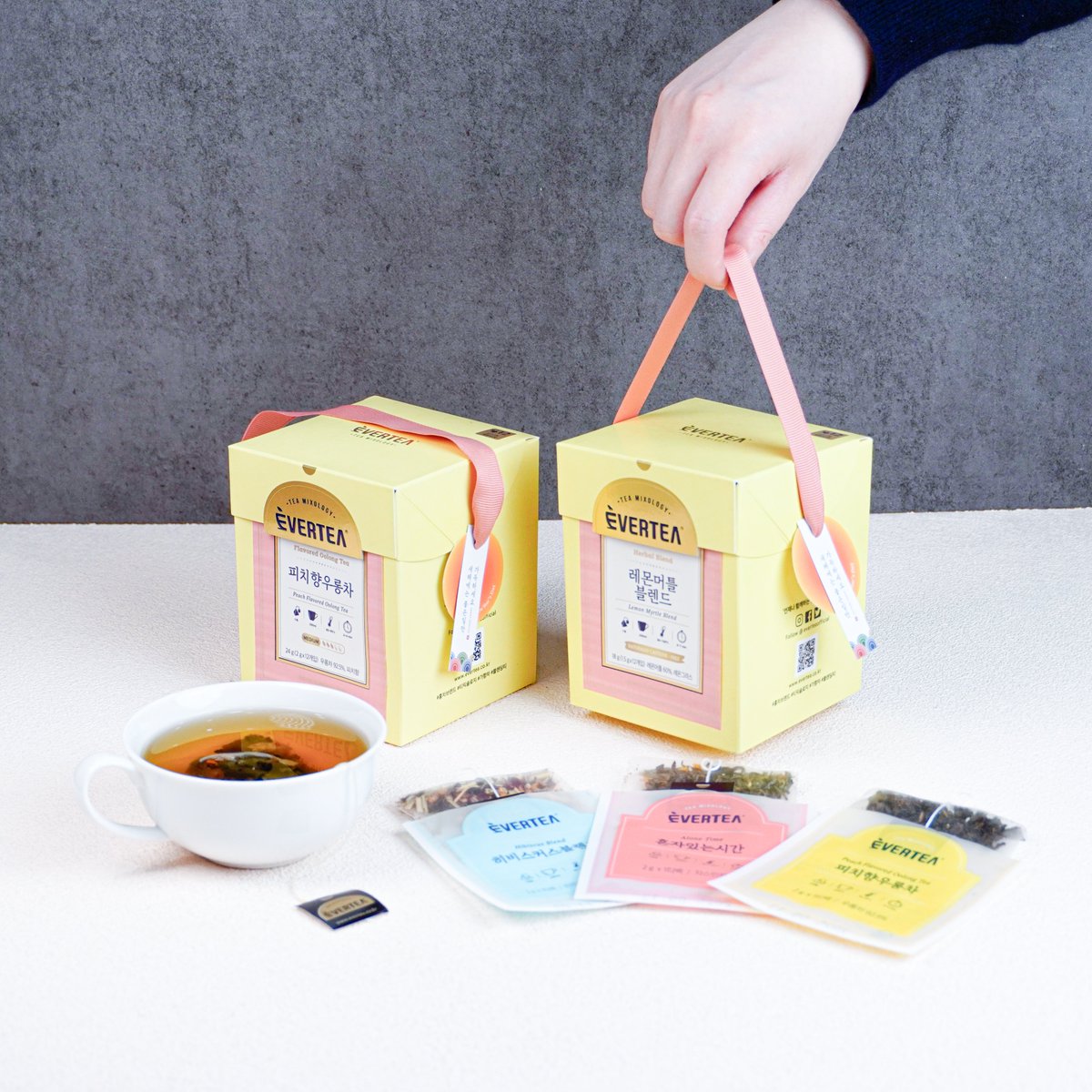 everteaofficial's tweet photo. 🐲[ 3+1 | 설맞이 선물전 ]
선물하기 좋은 티백샘플팩과 티박스 상품을  
설날 포장으로 새롭게 선보입니다!

📌지금 바로 에버티 온라인 티룸에서 만나보세요!
https://t.co/eYLNiQk2WF

우리 곁에 언제나 함께하는 차, 에버티🌿 https://t.co/LAnWeeHTLh