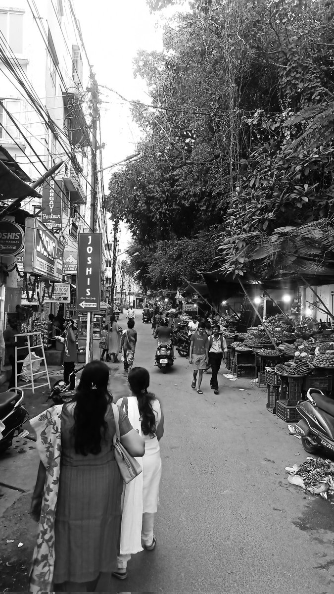 The street where my forefathers lived (Sultan Bazaar)
#theme_pic_India_blacknwhite