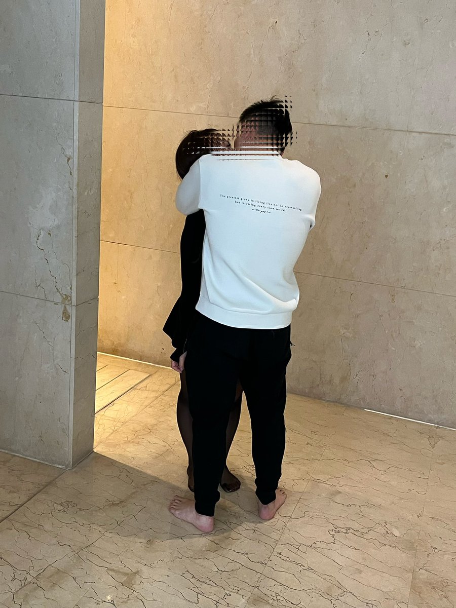 qwertyuiop0036's tweet photo. 喜歡看著老婆跟單男一直親嘴，被單一邊幹一邊親。 https://t.co/z7fnHKeLQE
