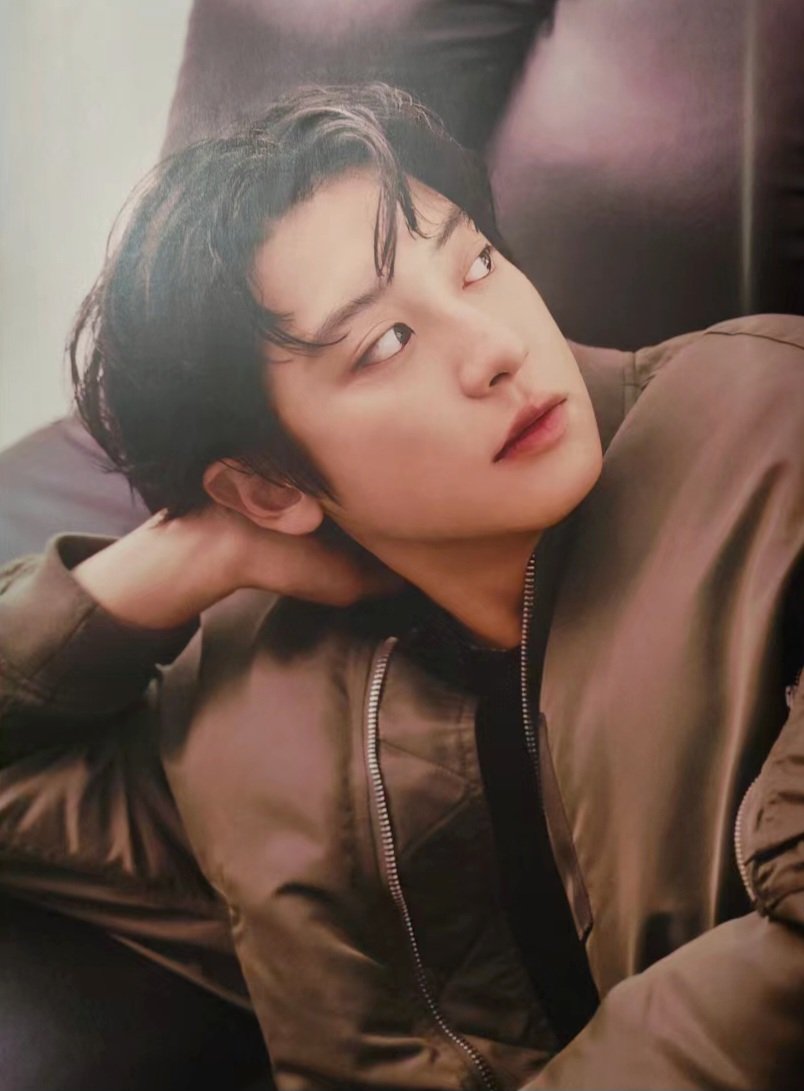Gediao: What would you be doing in a parallel universe? #CHANYEOL : 'I'd probably be just like how I am, still making music' & I would like to say 'Thank you for your hard work' to my past self, 'You're doing great' to my current self & 'Congratulations' to my future self.'