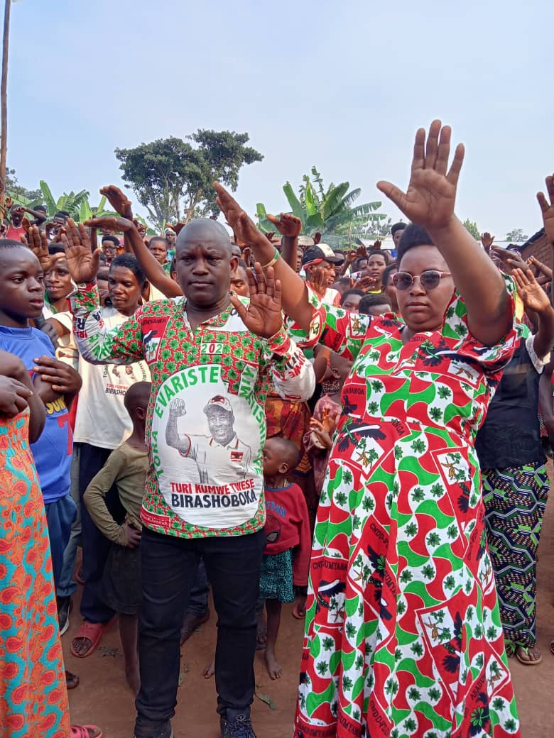 CnddFddButanyer's tweet photo. #Burundi 10/1/2024 abanywanyi bashasha 24 bavuye muri @CnlBurundi na @UPRONA1961 nibo binjiye muri @CnddFdd mu gihe umunyamabanga w'i biro komine #kirundo yari yagendeye imitumba #Bugera na #Kanyinya arikumwe n'uwutwara imbonerakure n'uwutwara abakenyererarugamba
@R_Ndikuriyo https://t.co/BMTTKy4BDZ