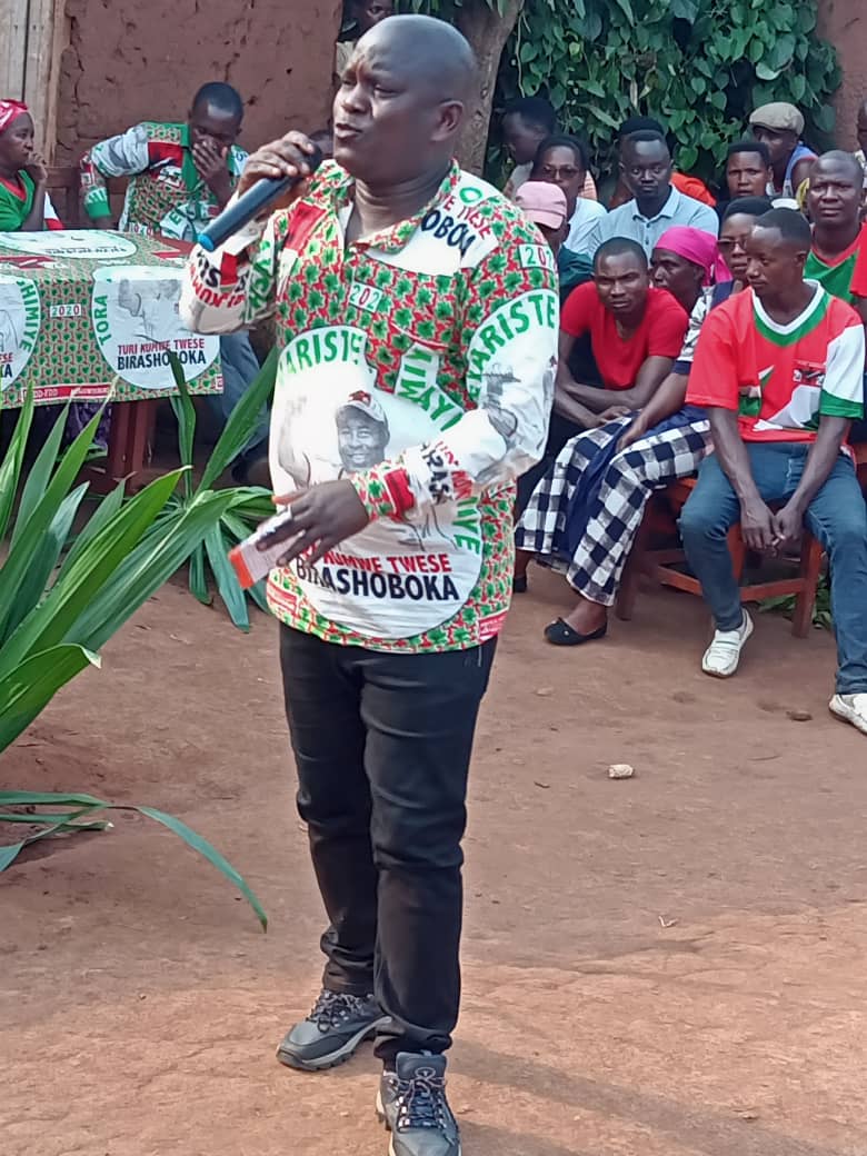 CnddFddButanyer's tweet photo. #Burundi 10/1/2024 abanywanyi bashasha 24 bavuye muri @CnlBurundi na @UPRONA1961 nibo binjiye muri @CnddFdd mu gihe umunyamabanga w'i biro komine #kirundo yari yagendeye imitumba #Bugera na #Kanyinya arikumwe n'uwutwara imbonerakure n'uwutwara abakenyererarugamba
@R_Ndikuriyo https://t.co/BMTTKy4BDZ