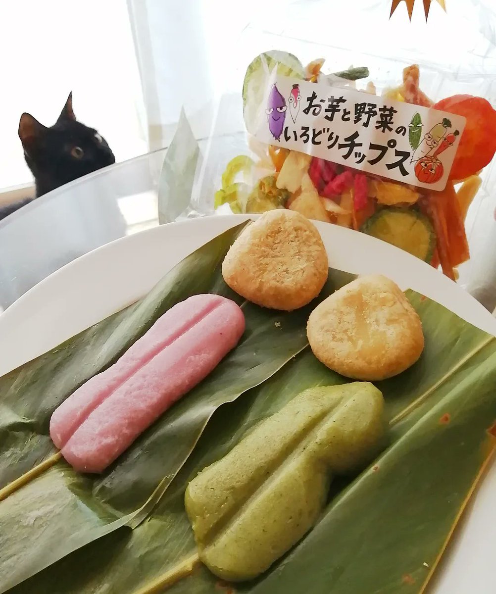 necoco_arte's tweet image. 沖縄のムーチー🍡🌿
月桃の葉に包まれた良い香りのお餅は、ヨモギ味、紅芋味、黒糖味どれもムチムチ最高に美味しいです🤤
他にも美味しいモノ沢山頂きました😻🎁
田芋の揚げ饅頭(ﾟдﾟ)ｳﾏｰ❗
野菜チップスも食物繊維ﾊﾞﾘ助かります🥦多謝✨
#カーサームーチー #健康長寿
#沖縄移住 #田芋 #月桃