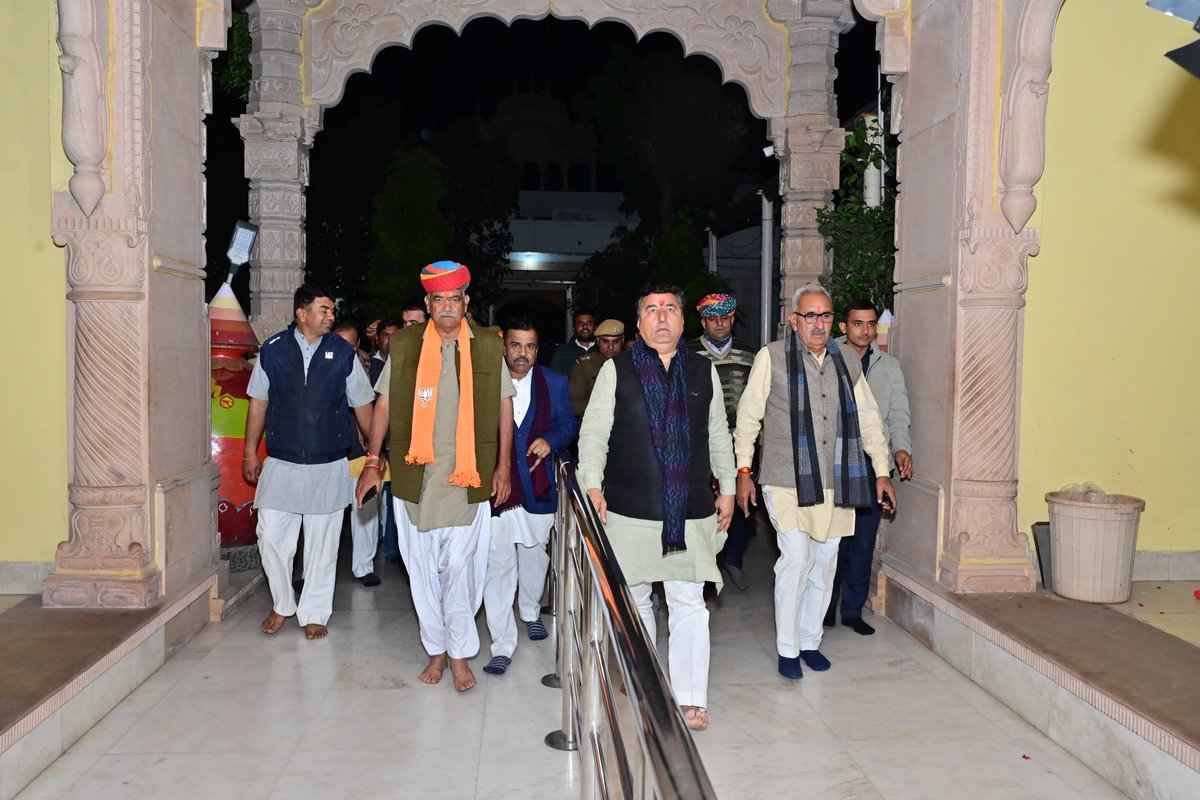 kkvishnoibjp's tweet photo. आसोतरा श्री खेतेश्वर ब्रह्माधाम तीर्थ में ब्रह्मा जी मंदिर दर्शन करने का सौभाग्य प्राप्त हुआ।
ब्रह्मर्षि ब्रह्माचार्य ब्रह्मासावित्री सिद्ध पीठाधीश्वर सद्गुरुदेव श्री श्री तुलछाराम जी महाराज (श्री खेतेश्वर ब्रह्मधाम तीर्थ)  के शिष्य वेदांताचार्य डॉ. ध्यानाराम जी महाराज का आशीर्वाद लिया।
#kkvishnoi #mlagudamalani