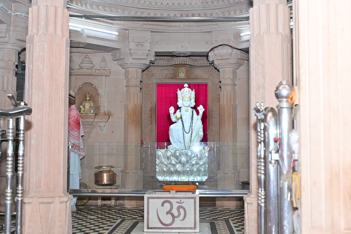 kkvishnoibjp's tweet photo. आसोतरा श्री खेतेश्वर ब्रह्माधाम तीर्थ में ब्रह्मा जी मंदिर दर्शन करने का सौभाग्य प्राप्त हुआ।
ब्रह्मर्षि ब्रह्माचार्य ब्रह्मासावित्री सिद्ध पीठाधीश्वर सद्गुरुदेव श्री श्री तुलछाराम जी महाराज (श्री खेतेश्वर ब्रह्मधाम तीर्थ)  के शिष्य वेदांताचार्य डॉ. ध्यानाराम जी महाराज का आशीर्वाद लिया।
#kkvishnoi #mlagudamalani