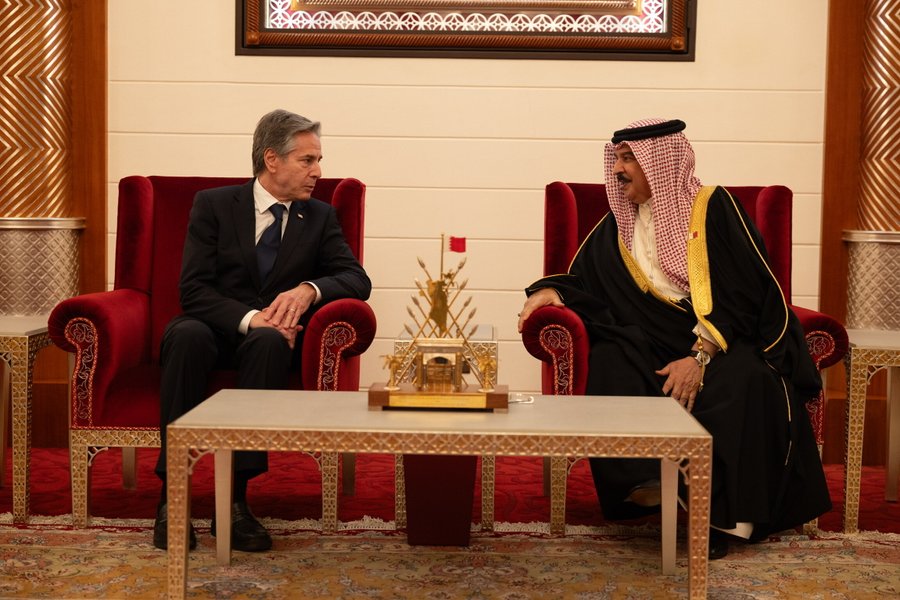 IndependentGulf's tweet photo. #USSecretary General @SecBlinken met with the #Bahrain King HM #HamadBinIsaAlKhalifa. They have emphasized their strategic partnership, commitment to freedom of navigation in the #RedSea, and urgent need to protect civilians in #Gaza
#USBahrain #BahrainKing #AntonyBlinken https://t.co/iPz8BoBXGo