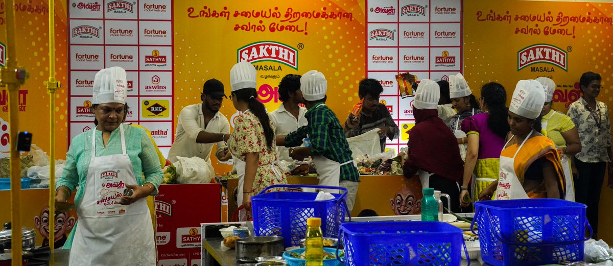 vikatanconnect's tweet photo. Home cooks conquered TN! Aval Vikatan's culinary journey ignited 5,000 dreams, crowned Fathima, Ayshath &amp; Vanaja as Samayal Super Stars! Catch the grand finale &amp; savor the flavors on Chithiram TV &amp; YouTube! #Season1 #TamilNaduFoodie #InspiringDreams https://t.co/E3lRLERtuj