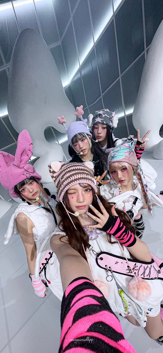 kpopsolana's tweet image. Now Playing : Super Shy by NewJeans 🤭💜