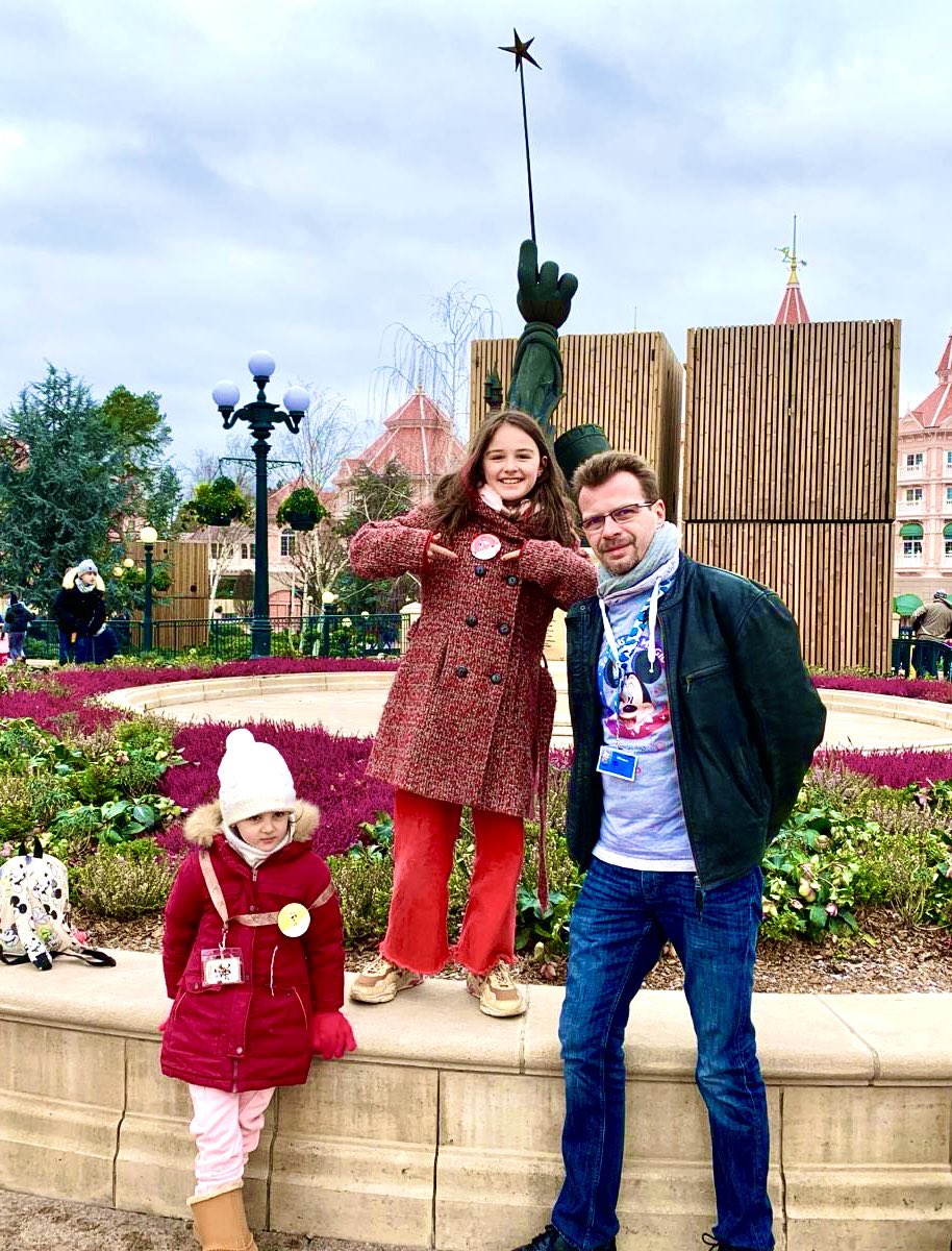oliviermichel82's tweet photo. Une rencontre très sympathique avec Raphaëlle qui est venue fêter ses 10 ans 🎂à Disneyland Paris 💫 en compagnie de sa famille. J’espère qu’elle a passé une journée mémorable ✨#disneylandparis #dlpcast #disneycastlife #disney #happybirthday #joyeuxanniversaire #disneyfan https://t.co/lQeQQE9jBG