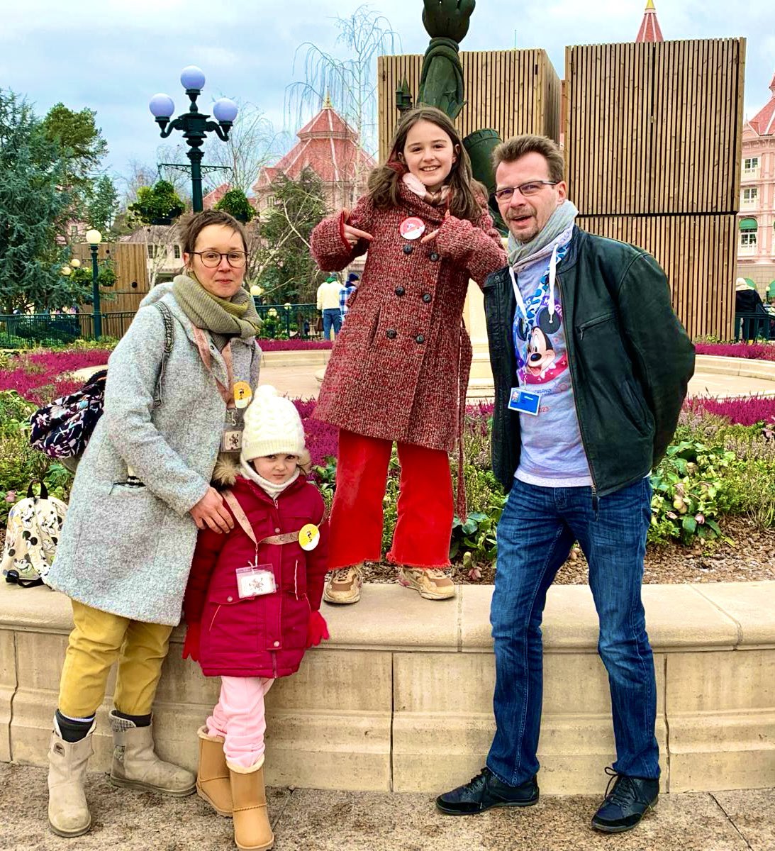 oliviermichel82's tweet photo. Une rencontre très sympathique avec Raphaëlle qui est venue fêter ses 10 ans 🎂à Disneyland Paris 💫 en compagnie de sa famille. J’espère qu’elle a passé une journée mémorable ✨#disneylandparis #dlpcast #disneycastlife #disney #happybirthday #joyeuxanniversaire #disneyfan https://t.co/lQeQQE9jBG