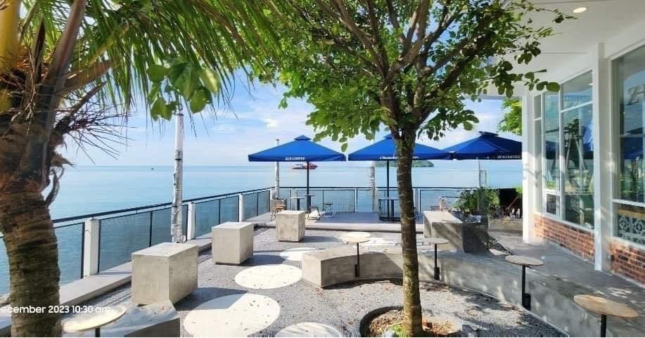 JalanCutiSantai's tweet photo. Tempat minum Zus Coffee dengan view Tepi Pantai dekat "Port Dickson"

ini betul- betul port lepak paling santai dengan pekena secawan kopi sambil lihat pemandangan Pantai yang cantik.

 📍 PD Waterfront https://t.co/lW9RZ1H2zK