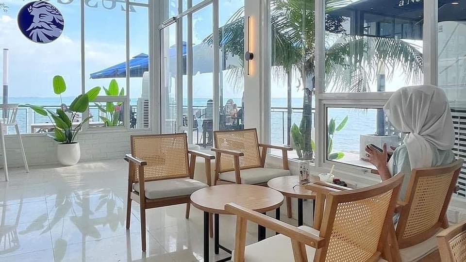 JalanCutiSantai's tweet photo. Tempat minum Zus Coffee dengan view Tepi Pantai dekat "Port Dickson"

ini betul- betul port lepak paling santai dengan pekena secawan kopi sambil lihat pemandangan Pantai yang cantik.

 📍 PD Waterfront https://t.co/lW9RZ1H2zK