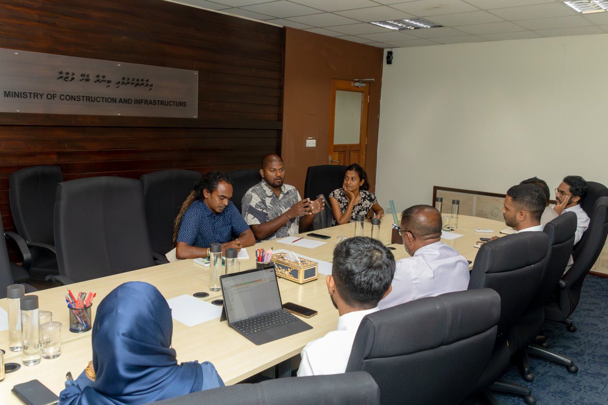 MIHUDmv's tweet photo. ވިލިމާލެ  މަގު ހެދުމުގެ މަޝްރޫޢުގެ ޑިޒައިން އެކުލަވާލުމަށްޓަކައި މި މިނިސްޓްރީގެ ސްޓޭޓް މިނިސްޓަރުންސޭވް ދަ ބީޗް ޖަމިއްޔާ އަދި ވިލިޖޯލިގެ  އިސްވެރިންނާ މިއަދު ވަނީ ބައްދަލުކުރައްވާފައެވެ. https://t.co/wp3SfNWR5t