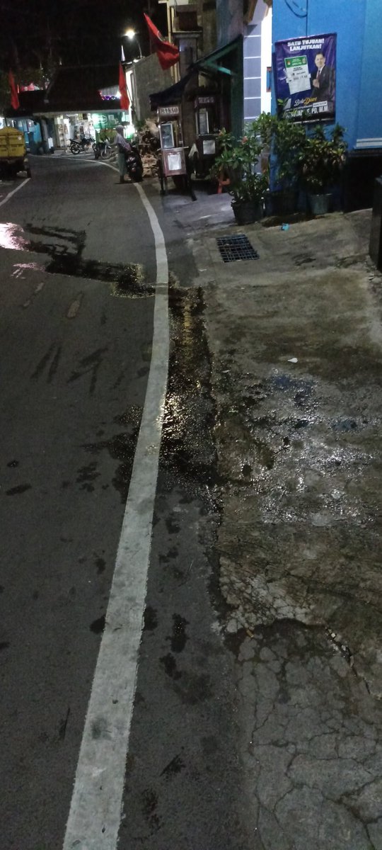 dimas_agus21's tweet photo. @tugutirtamalang halo min.. Sepertinya ini bocor.. Dari tadi sore ngembes terus..Lokasi di Jl. Beringin gang 4 RT 02 RW 09 Janti Utara.. https://t.co/5jhK8kuauW