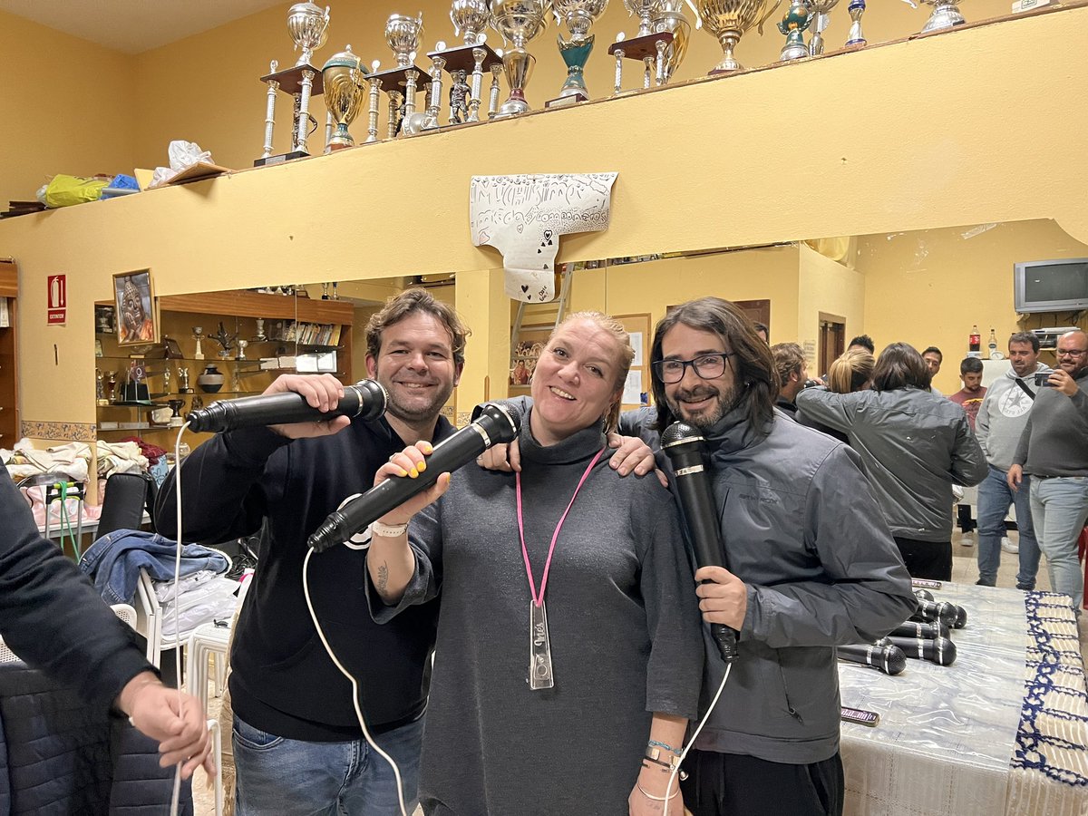 ¡Qué orgullo de compañeros! Hoy es vuestro día. Estamos nerviosos como vosotros! Espero que sintáis el apoyo de vuestra chirigota hoy sobre las tablas del Falla. Mucha suerte a todo el Coro de Mérida. Estamos orgullosos de que nos representéis en Cádiz a todo el Carnaval Romano.