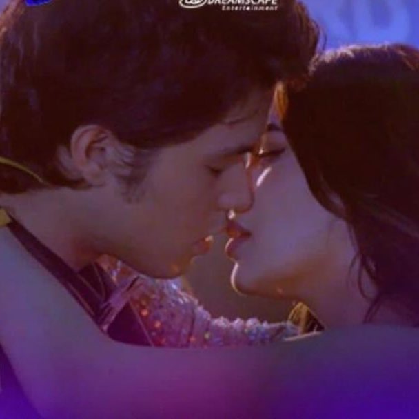 nxyc__'s tweet photo. last year - fiba kiss cam 
this year - first onscreen kiss? chz

not even a loveteam :P 

SKYBET UNFORGETTABLE KISS https://t.co/tKqsisb8Ko