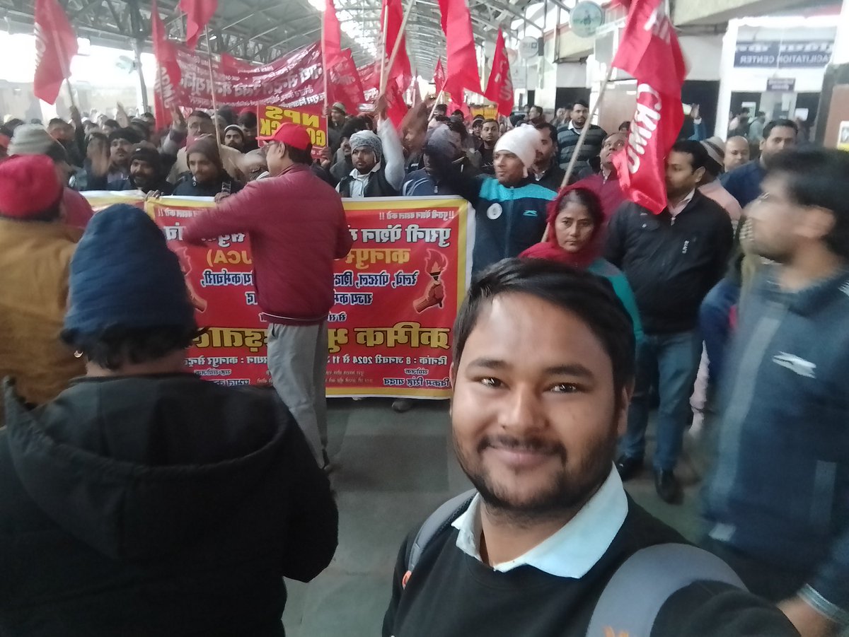 HalfVerma's tweet photo. आज कानपुर रेलवे स्टेशन पर पुरानी पेंशन योजना के लिए चल रहे भूख हड़ताल आंदोलन में शामिल हुआ । साथ में  Sr. ALP @iamahendra87 , LPG @SonwaniVikash  उपस्थित रहे। @EastShramik @HqNrmu @ https://t.co/jFERnLkwXC