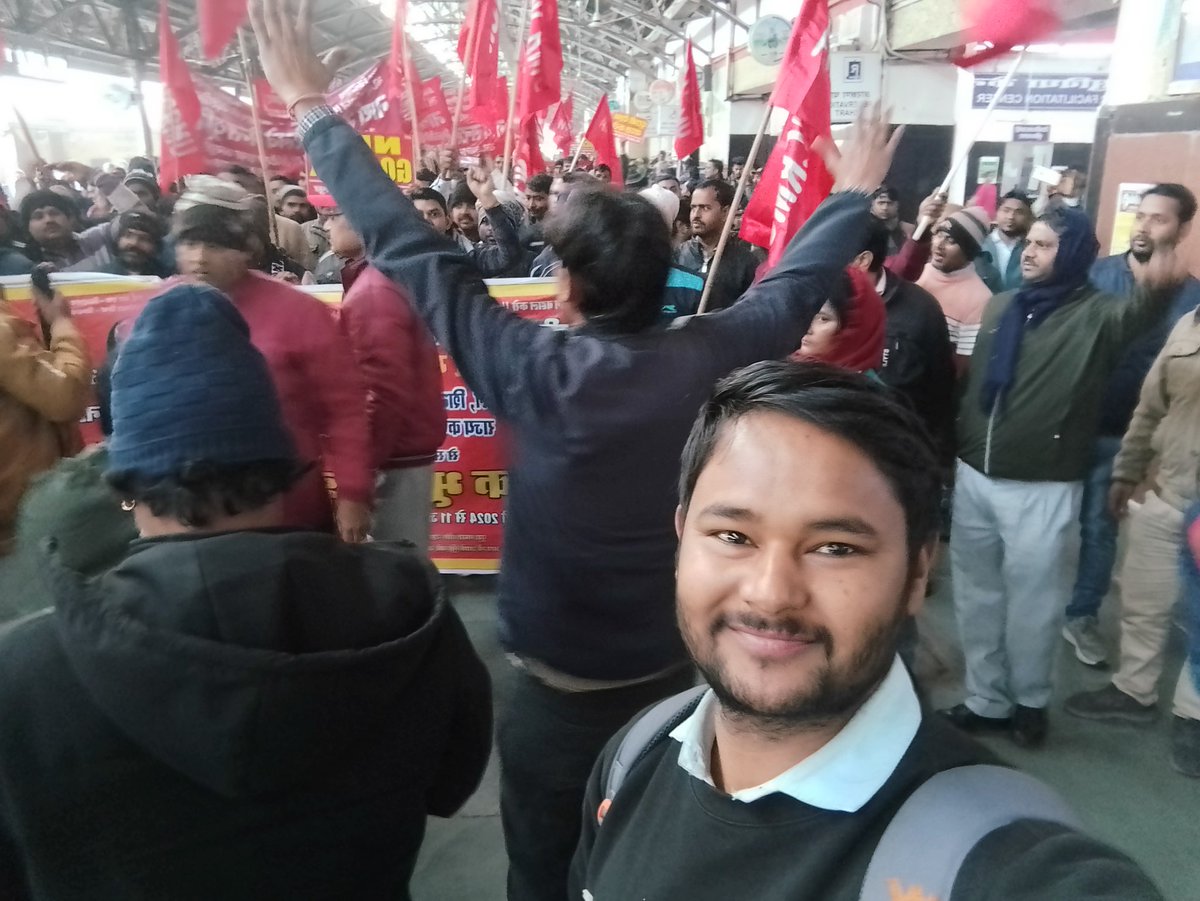 HalfVerma's tweet photo. आज कानपुर रेलवे स्टेशन पर पुरानी पेंशन योजना के लिए चल रहे भूख हड़ताल आंदोलन में शामिल हुआ । साथ में  Sr. ALP @iamahendra87 , LPG @SonwaniVikash  उपस्थित रहे। @EastShramik @HqNrmu @ https://t.co/jFERnLkwXC