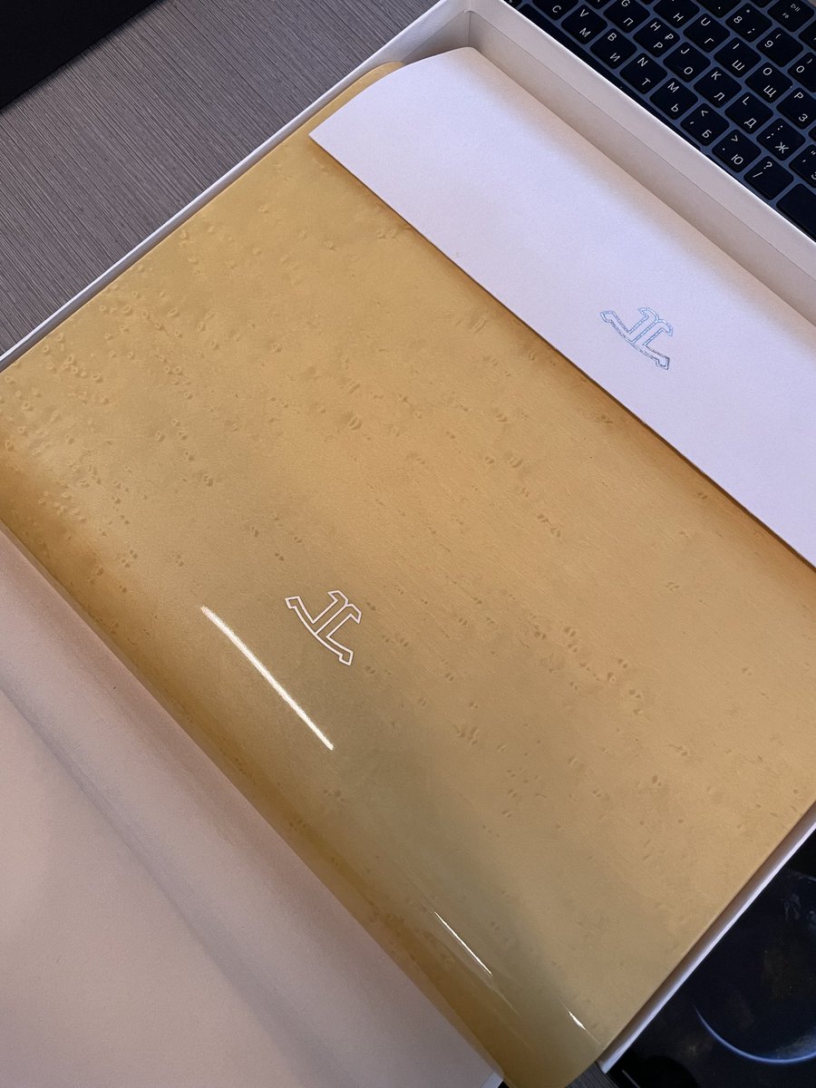 TheGenevaWrist's tweet photo. Une dinguerie vient d’arriver. édition limitée 1 sur 500, full or (ça pèse un âne mort) et la boite en bois 😍 https://t.co/AcUtbwleBc