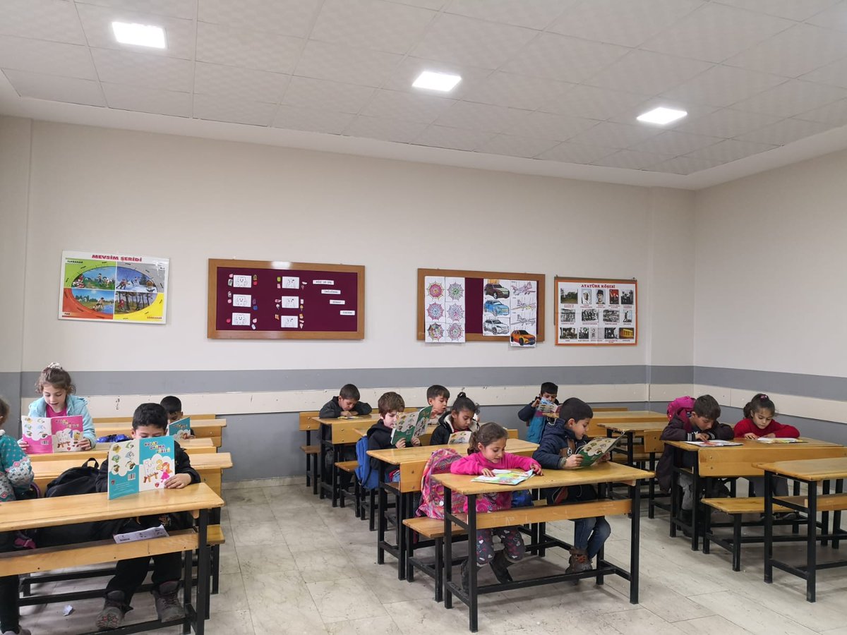 azikliioo's tweet photo. Kaymakamlığımız uhdesinde yürütülen özünde daha çok okuyan bir Hasköy amacı taşıyan
 "Közde Çay Elde Kitap🫖📗” Projesine Azıklı İlk-Orta Okulu olarak bizde katıldık. Projede emeği geçen herkese teşekkür ederiz. @haskoykymkmligi @HaskoyMem https://t.co/eh6G9lGCV5