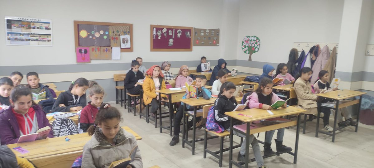 azikliioo's tweet photo. Kaymakamlığımız uhdesinde yürütülen özünde daha çok okuyan bir Hasköy amacı taşıyan
 "Közde Çay Elde Kitap🫖📗” Projesine Azıklı İlk-Orta Okulu olarak bizde katıldık. Projede emeği geçen herkese teşekkür ederiz. @haskoykymkmligi @HaskoyMem https://t.co/eh6G9lGCV5