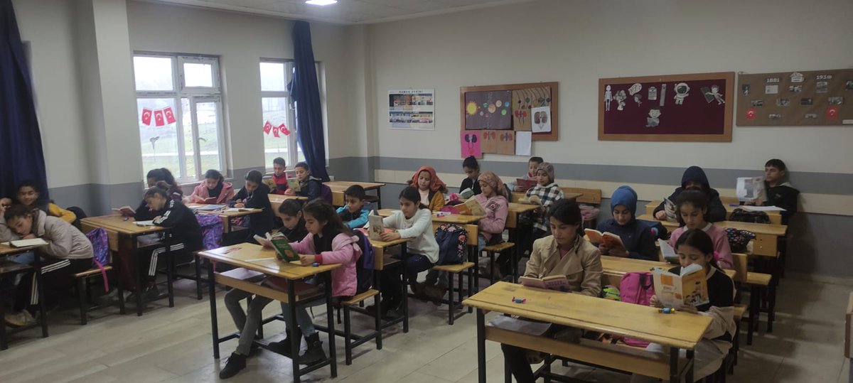 azikliioo's tweet photo. Kaymakamlığımız uhdesinde yürütülen özünde daha çok okuyan bir Hasköy amacı taşıyan
 "Közde Çay Elde Kitap🫖📗” Projesine Azıklı İlk-Orta Okulu olarak bizde katıldık. Projede emeği geçen herkese teşekkür ederiz. @haskoykymkmligi @HaskoyMem https://t.co/eh6G9lGCV5