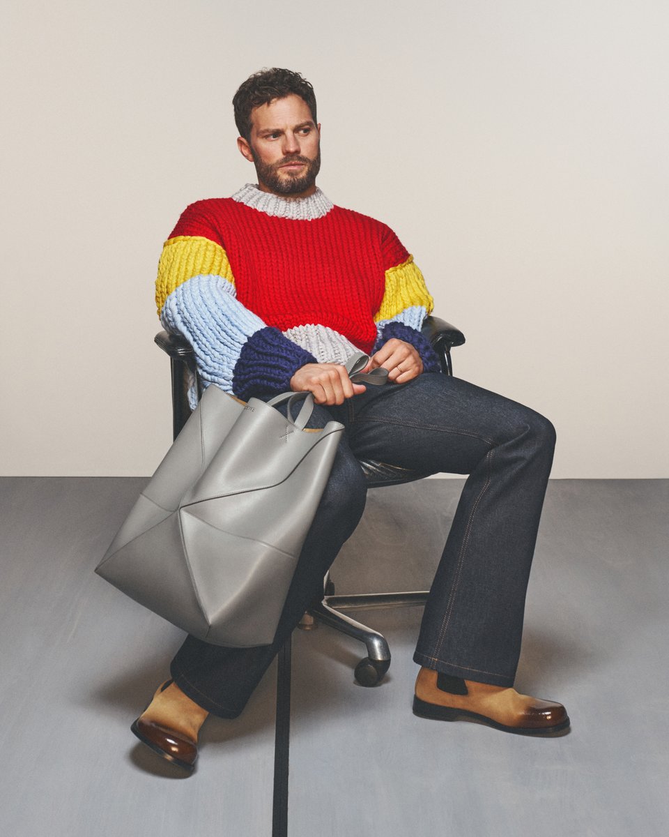 designscene's tweet image. #LOEWE SS24 Men’s Campaign captured by #DavidSims is an artistic representation of the SS24 Collection starring #JamieDornan and #OmarApollo: designscene.net/2024/01/loewe-…

Photo Courtesy of Loewe