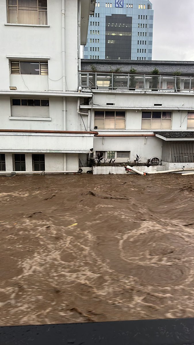 "Bandung estetik ketika habis hujan"