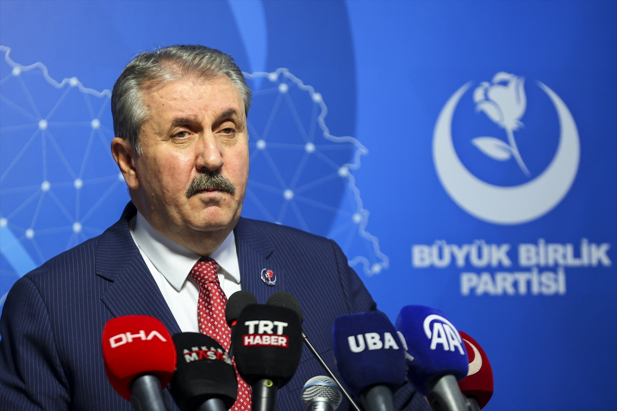 Mustafa Destici:

Milletimiz hangi şehrin hangi ilçenin belediyesini bize teslim ederse, belediyeyi aldıktan 1 ay sonra orada bir tane başıboş köpek görülmeyecek.