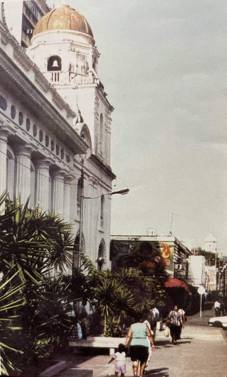 ekafig's tweet photo. Detalles de una vieja fotografía de #Valencia 

A lo lejos la torre de la Catedral, el
Mural del artista Braulio Salazar, las
Jardineras y asientos frente al edificio de la Universidad de Carabobo ❤️

Buenos días 🌞☀️ https://t.co/U49uvVeF3F