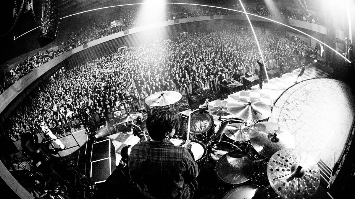 KerrangMagazine's tweet photo. Live review: Bolstered by one of the best support line-ups we’ve seen in yonks, Bring Me The Horizon’s spectacular NX_GN tour is a ferocious night of spellbinding production, daft gags and modern metal classics. https://t.co/uyh2XPuLLP https://t.co/u7I0frQBUL