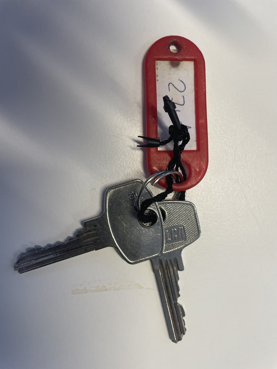 Vandaag rond 12. 00 uur #gevonden op kruisplein Rotterdam tegenover nr 25. 2 #sleutels met rode lip. #Delen kan geen kwaad. <a href="/rotterdam/">Gemeente Rotterdam</a>