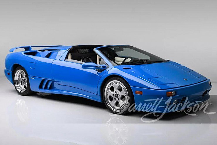 Kai_FantomX's tweet photo. The unique blue Lamborghini Diablo supercar model Blue Le Man once owned by Mr. Trump is about to go to auction.

Mr. Donald Trump has owned this Lamborghini Diablo VT Roadster supercar for about 5 years and it is still very new when the current ODO watch only displays less than 40,000 km, a fairly low number for a legendary sports car.

In the auction event that will be held by Barrett-Jackson in Scottsdale, Arizona in the near future, a very special car will appear. It is a 1997 Lamborghini Diablo VT Roadster model with a very beautiful Blue Le Mans blue paint, once owned by former US President Donald Trump.