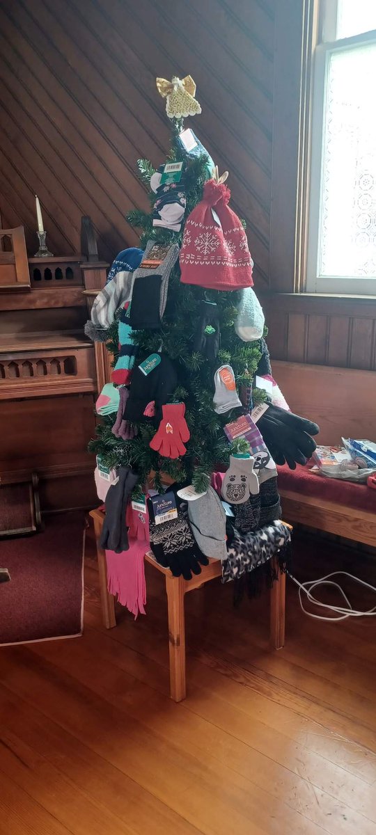 pcusabingewatch's tweet photo. Ivanhoe Presbyterian #LostCity #WestVirginia Mitten Tree for Christmas in December 2023.
#ChristmastreeThursday 
#Presbyterian #pcusa @SynAtlantic #MittenTree #Christmas2023 #ChristmasTree #ThrowbackThursday #tbt https://t.co/NgNpsogLU8