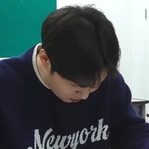 근데 쌤은                                                      아
뭔 놈의 그림을               가만히 좀 잇어바 인마
하루 종일 그려요                 니가 그려 달라매