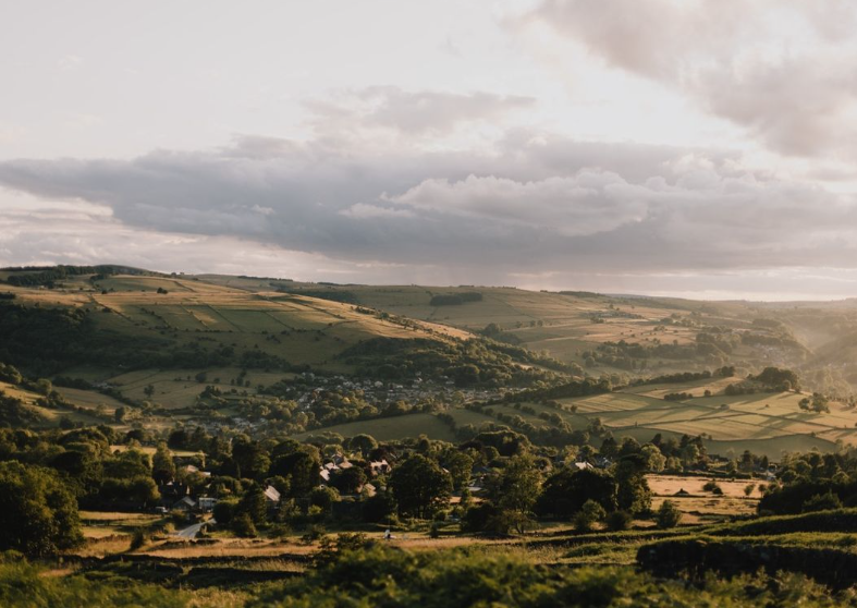 #ThrowbackThursday to when we filmed Fallin' at Curbar Edge 🌳 

#UKCountryMusic #CountryRadio #UKCountry #PeakDistrict #Sheffield #SheffieldisSuper