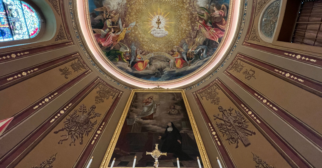 CLA_1976_'s tweet image. The Sacred Heart of Jesus in Hanover, PA celebrates the Church &amp;amp; Her teachings throughout. Artist Scattaglia creates the illusion of grand #Baroquearchitectural ornament through the colossal #pilasters of the #nave, the massive ceiling panels, &amp;amp; triumphal #pictorialdecoration.