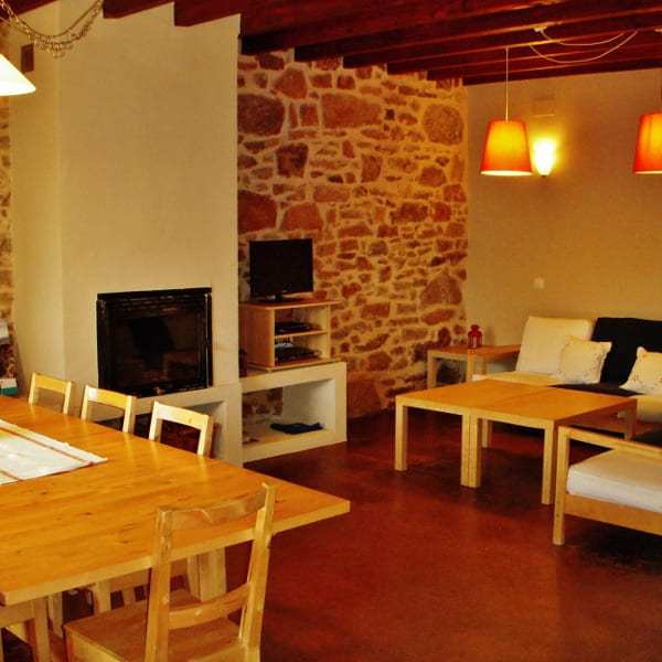 zonasrurales's tweet photo. Con dos corrales, tenadas, lagar y antiguo horno, las viviendas La Casa y El Pajar brindan opciones flexibles de alquiler. Explora el huerto transformado en un oasis con jardines, patios, piscina y pozo. 
👉 https://t.co/R0n0IFjhwI https://t.co/vufoBhqRod