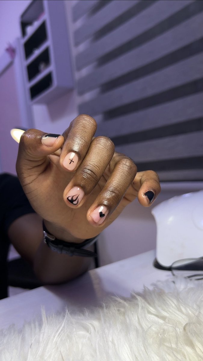 First person to explain this nail art correctly gets a sketch. 

CONDITION: Follow <a href="/Nailstorygh/">Nailstory🦋🇬🇭</a> to be eligible. 

You can also book and get your nails done.