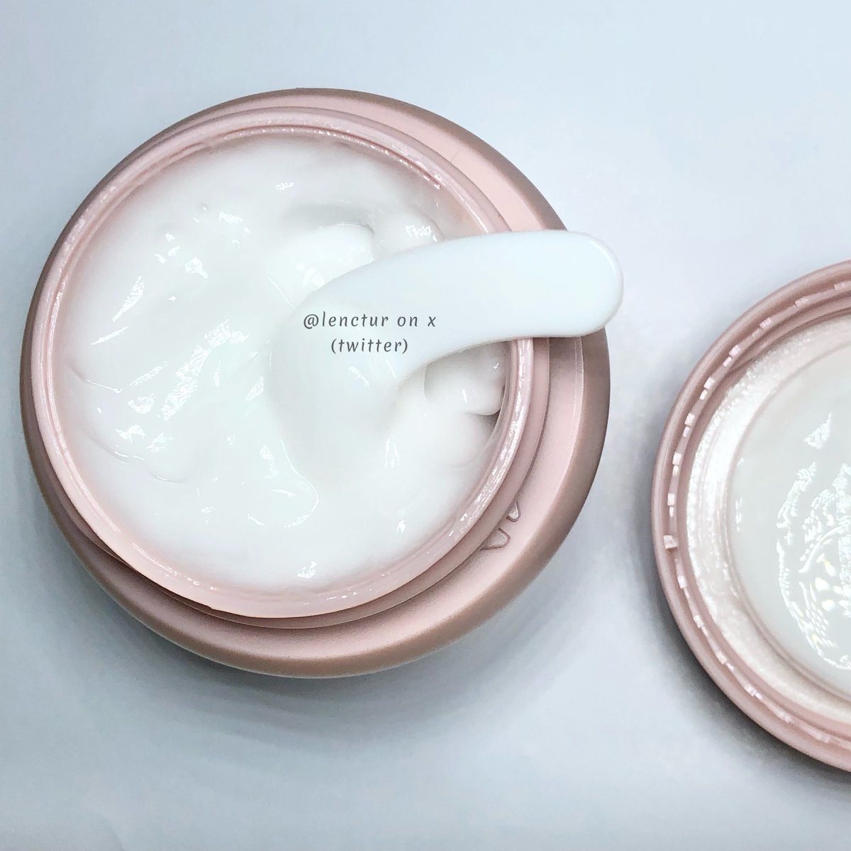 lenctur's tweet photo. P.M.S Ceramide Pudding Moisturizer
ini teksturnya beneran kaya pudding🫠 sesuai klaimnya bagus buat jerawat hormonal dan skin barrier! tentunya safe for oily, acne prone, and sensitive skin🥹 #PMSnoworries #ProtectMySkin
🍊 https://t.co/lG1UWqMv81
🍏 https://t.co/fO0roxXrEm https://t.co/LlgDKtVDF7