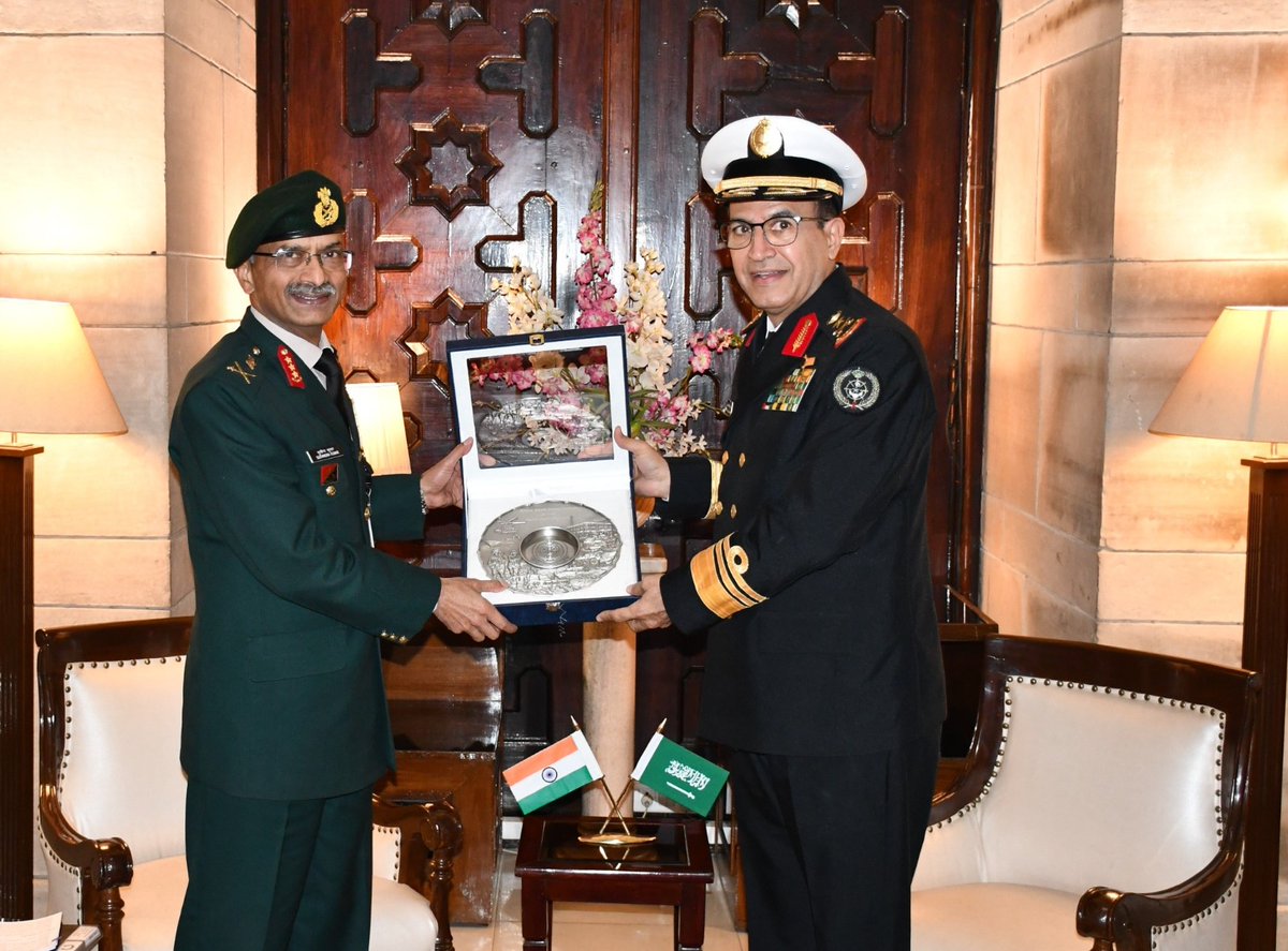 Admiral Fahd Bin Abdullah Al-Ghufaili, Chief of Staff, Royal Saudi Naval Forces, called on Lt Gen MV Suchindra Kumar #VCOAS & discussed aspects of mutual interest & avenues to enhance bilateral #DefenceCooperation between the two Armed Forces.

#IndianArmy…