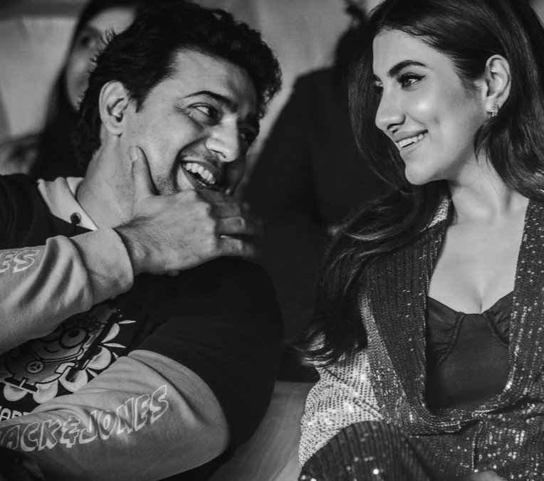 TeamDevFcBd's tweet image. অল্প কিছু কথা ছিল
গল্পটা শুনিয়ে ছিল
কল্পনাতে তুমি ছিলে পাশে 🫶🏻
হালকা হাসি চোখে আঁকা 
পল্কা কিছু সুর লেখা, 
চল্কে ওঠা ভালো লাগা আসে 🫶🏻

#DevRuk #Dev #Rukmini