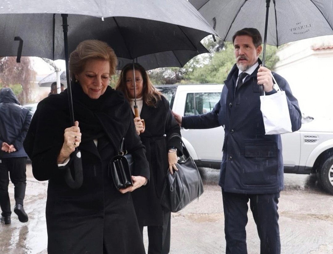 rwthofficial's tweet photo. 🇬🇷
#Greece’s Queen Anne-Marie with Crown Prince Pavlos and the Royal Family attended the religious service marked the 1st anniversary of passing of King Constantine II on 10 Jan. 2024 at the Royal Cemetery of Tatoi Palace outside #Athens.
📸 NDP #KingConstantine #ConstantineII #ελλάδα