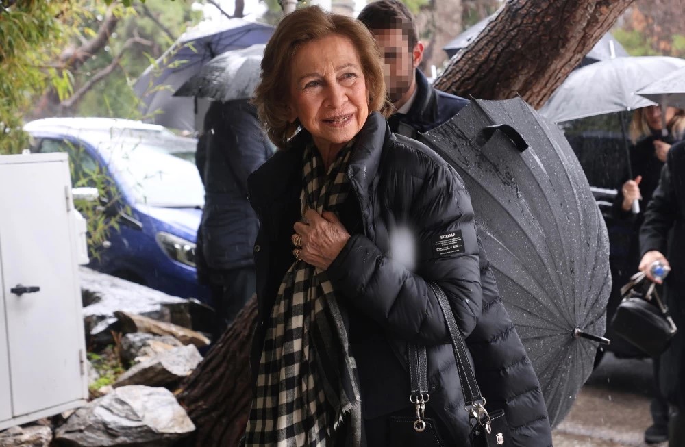 rwthofficial's tweet photo. 🇬🇷
#Greece’s Queen Anne-Marie with Crown Prince Pavlos and the Royal Family attended the religious service marked the 1st anniversary of passing of King Constantine II on 10 Jan. 2024 at the Royal Cemetery of Tatoi Palace outside #Athens.
📸 NDP #KingConstantine #ConstantineII #ελλάδα