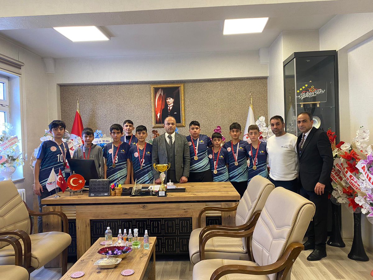 askalemem25's tweet photo. Yıldız Erkekler Voleybol Müsabakalarında İl Birincisi olan Hakkıpınar Ortaokulu öğrencileri, Okul Müdürü İkram YERAL ve Antrenör Mehmet KIRIK Müdürümüz Sn. Kahraman KARALI'yı ziyaret ettiler. Öğrencilerimizi tebrik ederi. 
@tcmeb
@Erzurum_Mem
@yakupyildiz024
@K_Karali25 https://t.co/SW9WEomy2t