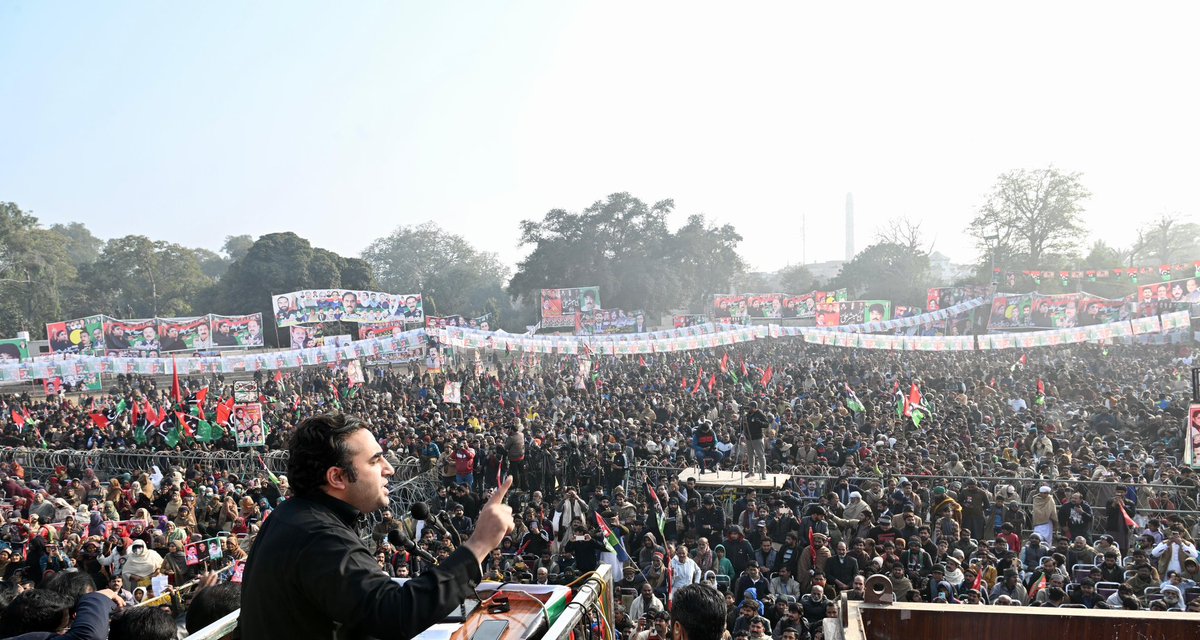 MediaCellPPP's tweet photo. فیصل آباد جلسہ میں تاحدہ نگاہ عوام کا جم غفیر اس بات کا ثبوت ہے کہ پاکستان کے موجودہ مسائل کا حل صرف اور صرف پاکستان پیپلز پارٹی کے پاس ہے اور انشاء ﷲ انتخابات میں کامیابی کے بعد ہم ملکر ع��ام کو ان مسائل سے باہر نکالیں گے۔
@BBhuttoZardari 
#VoteForTeer #VoteForPPP https://t.co/t5fUgCvK6K