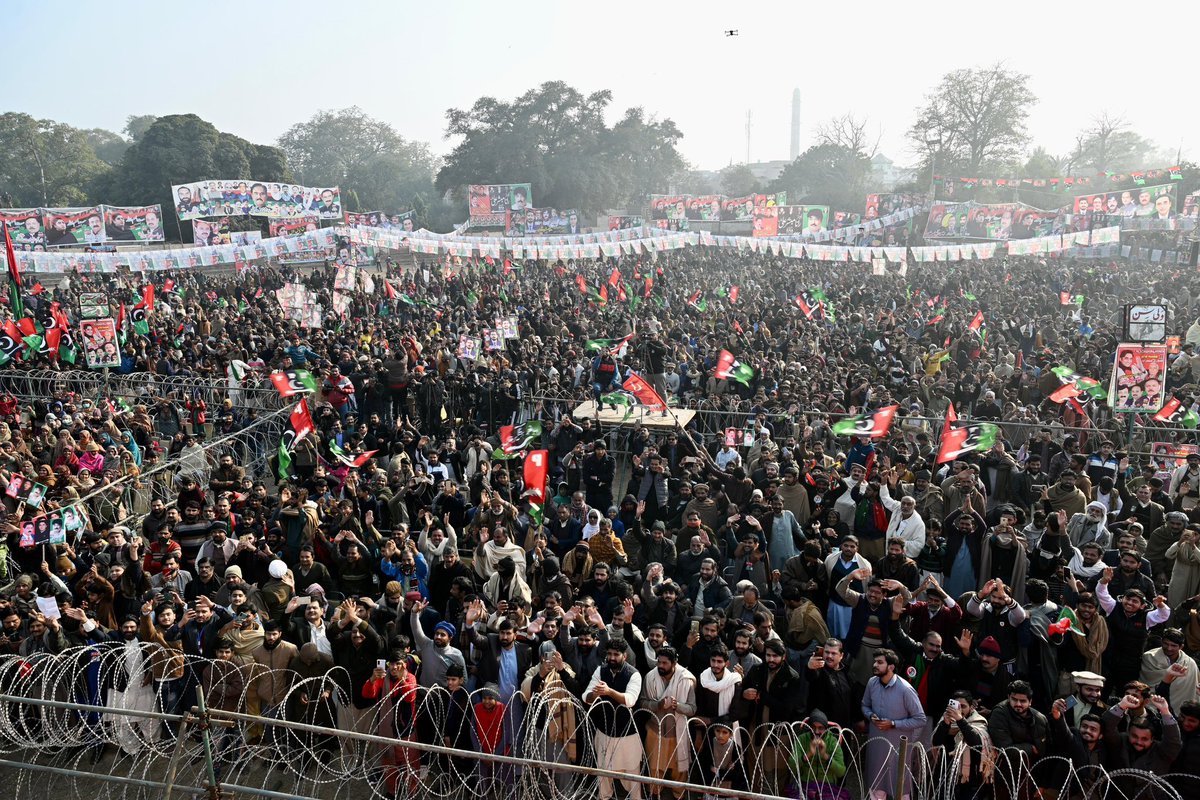 MediaCellPPP's tweet photo. فیصل آباد جلسہ میں تاحدہ نگاہ عوام کا جم غفیر اس بات کا ثبوت ہے کہ پاکستان کے موجودہ مسائل کا حل صرف اور صرف پاکستان پیپلز پارٹی کے پاس ہے اور انشاء ﷲ انتخابات میں کامیابی کے بعد ہم ملکر ع��ام کو ان مسائل سے باہر نکالیں گے۔
@BBhuttoZardari 
#VoteForTeer #VoteForPPP https://t.co/t5fUgCvK6K