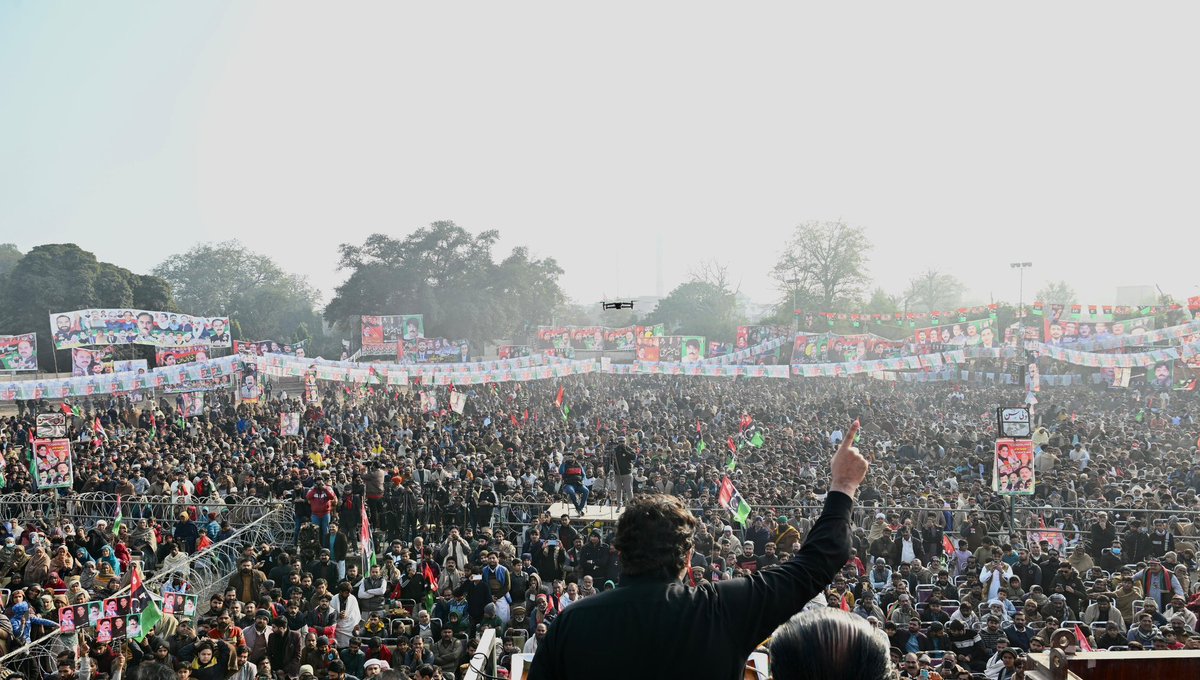 MediaCellPPP's tweet photo. فیصل آباد جلسہ میں تاحدہ نگاہ عوام کا جم غفیر اس بات کا ثبوت ہے کہ پاکستان کے موجودہ مسائل کا حل صرف اور صرف پاکستان پیپلز پارٹی کے پاس ہے اور انشاء ﷲ انتخابات میں کامیابی کے بعد ہم ملکر ع��ام کو ان مسائل سے باہر نکالیں گے۔
@BBhuttoZardari 
#VoteForTeer #VoteForPPP https://t.co/t5fUgCvK6K