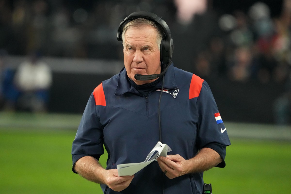 oQuarterback's tweet photo. URGENTE: Bill Belichick não é mais técnico do New England Patriots, diz @TomPelissero. O maior técnico na história da NFL deixa o cargo após 24 anos. Foram 266 vitórias, 121 derrotas e seis títulos no Super Bowl. https://t.co/ZIa5vHSA2d