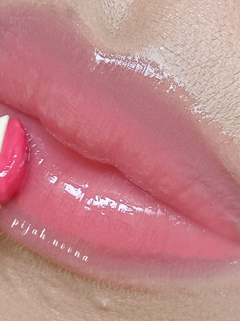 s0ftgurll's tweet photo. Lip produk yang cocok banget buat bikin lips ala douyin cakep 😭💗

📎 https://t.co/mpF4Ap1VuO

Ringan banget ga bikin bibir kering ini lips gloss cantik banget huhu bikin efek bibir plumpy terus ada sensasi mintnya gitu dan juga wanginya manis 👄✨ https://t.co/qaHscblsEl